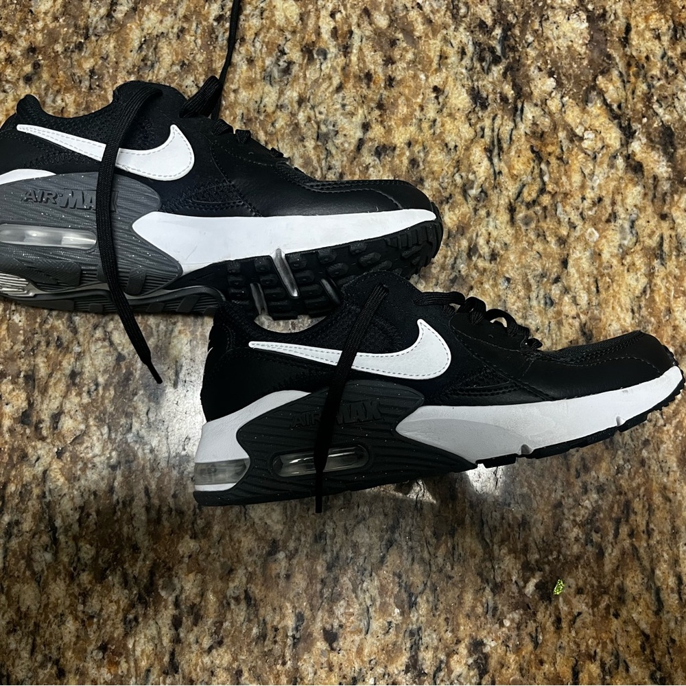 Black and white Nike Air Max (6.5)
